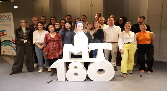 Photo de groupe des participants à la finale régionale de « Ma thèse en 180 secondes » (MT180).